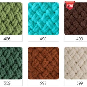 Puede incluir: Una colecci&oacute;n de diez muestras de hilo en varios colores, incluyendo morado, verde, turquesa, marr&oacute;n, amarillo, beige, verde azulado, naranja, blanco y azul. Cada muestra es un cuadrado de hilo tejido con un patr&oacute;n texturizado.
