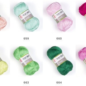 Pode incluir: Oito novelos de fio YarnArt Style em v&aacute;rias cores, incluindo rosa, verde e azul claro. Cada novelo tem um r&oacute;tulo com o nome da marca e "Style" escrito nele.