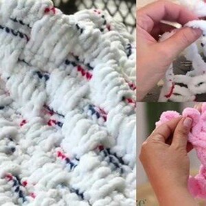 Puede incluir: Primer plano de un hilo blanco, rosa y azul peludo que se teje a crochet en una manta. El hilo es suave y esponjoso, y la manta se est&aacute; haciendo con un punto sencillo.