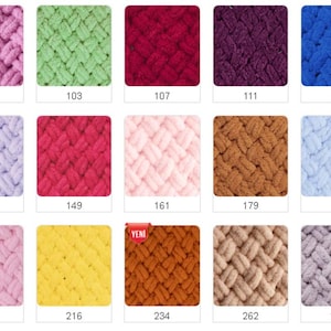Puede incluir: Una colecci&oacute;n de muestras de hilo en varios colores, incluyendo rosa, verde, rojo, morado, azul, azul claro, marr&oacute;n, amarillo y gris. El hilo est&aacute; dispuesto en una cuadr&iacute;cula con el n&uacute;mero correspondiente para cada color debajo de cada muestra.