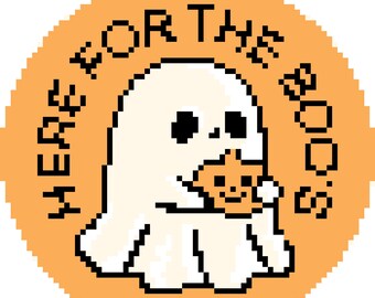 Op de afbeelding: Een pixelachtig Halloween-ontwerp met een witte geest die een lachende pompoen vasthoudt. Het ontwerp staat op een oranje cirkelvormige achtergrond met de tekst "HERE FOR THE BOO'S" in zwart.