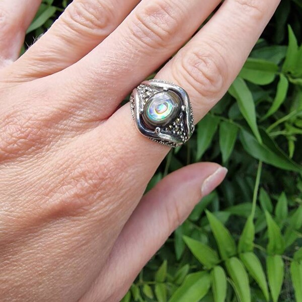 Hermoso anillo de plata de ley y marcasita con concha de abulón