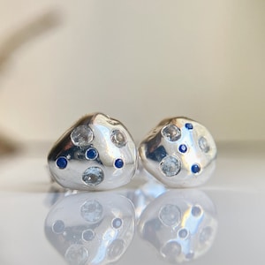 Boucles d&#39;oreilles irrégulières saphir bleu et aigue-marine, argent sterling, fabriquées sur commande