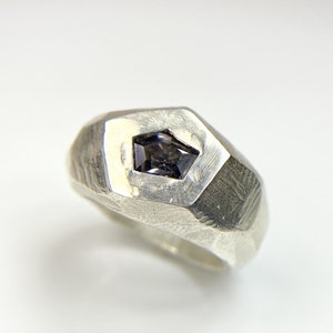 Anello con spinello geometrico nero massiccio, anello esclusivo in argento opaco, DISPONIBILE