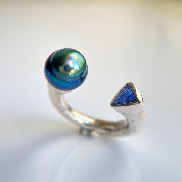 Bague en perle de Tahiti et saphir bleu bleuet, lustre bleu précieux, bague bypass rare