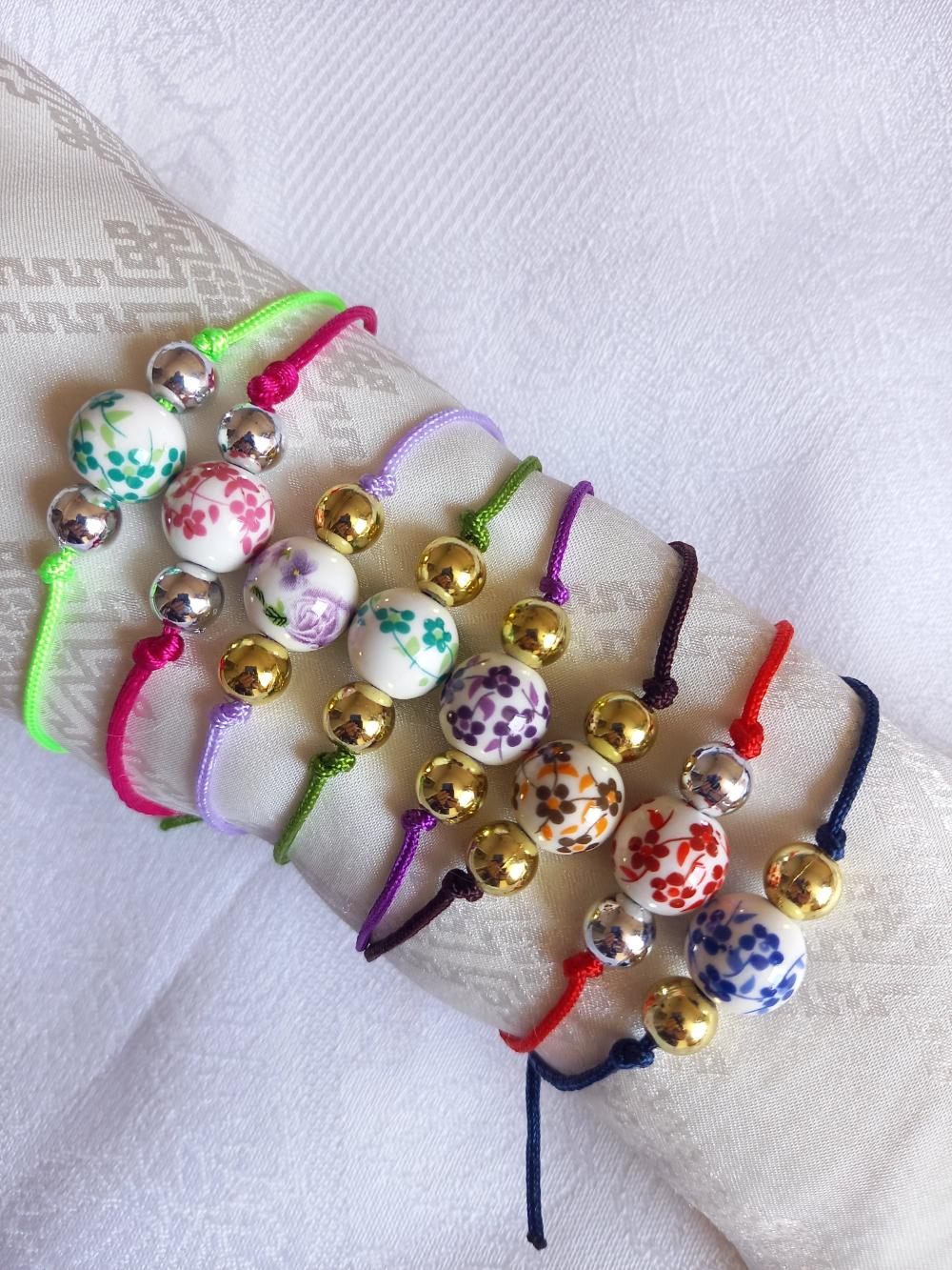 Bracciale con perline in porcellana bianca e blu