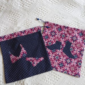 Sac à lingerie, sac à chaussettes, pour vos voyages, marine et rose framboise.