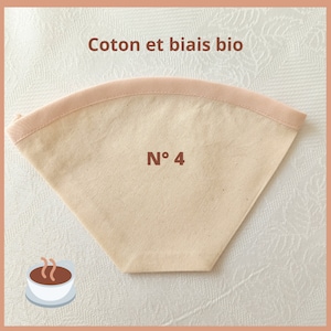 Op de afbeelding: Een beige katoenen koffiefilter met een roze rand. Het filter is gemarkeerd met "N° 4" en is gemaakt van biologisch katoen.