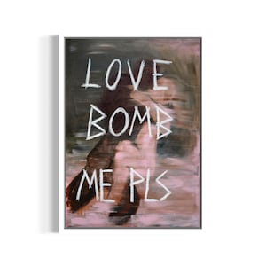 Può includere: Stampa artistica astratta con le parole "LOVE BOMB ME PLS" in bianco su uno sfondo scuro e strutturato. L'opera presenta una miscela di toni marroni, rosa e grigi, creando un'estetica malinconica ed espressiva.