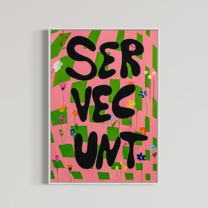 Könnte beinhalten: Gerahmter Kunstdruck mit rosa Hintergrund und grünem Karomuster. Große schwarze Buchstaben schreiben "SER VEC UNT", mit bunten Blumen verstreut. Das Kunstwerk hat einen skurrilen und verspielten Stil.