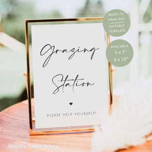 Könnte beinhalten: Ein goldgerahmtes Schild mit den Worten "Grazing Station" in eleganter Schrift. Das Schild enthält auch den Text "PLEASE HELP YOURSELF!" und ist in den Größen 12,7 x 17,8 cm und 20,3 x 25,4 cm erhältlich. Das Schild ist ein druckfertiges PDF und eine editierbare Vorlage.