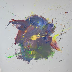 Könnte beinhalten: Abstraktes Gemälde mit einem großen, zentralen, violetten, blauen und grünen Farbfleck. Der Hintergrund ist weiß mit kleinen gelben und grünen Punkten.