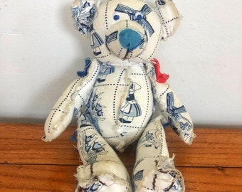 Cadeau d'anniversaire, ours en chiffon bleu de Delft, fabriqué à la main dans les années 40. des Pays-Bas (9 po./23 cm L) sur le thème des moulins à vent