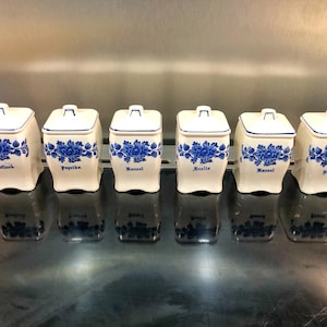 Pendaison de crémaillère, anniversaire, emménagement, ensemble de 7 récipients à épices bleu de Delft, faits et peints à la main (années 1910)