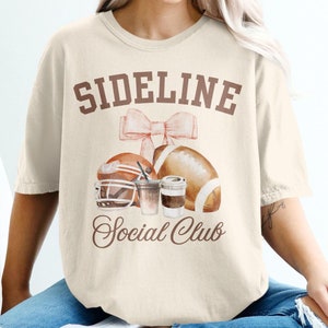 Komfort Farben Sideline Social Club Shirt Fußball Mama Shirt Lustiges Fußball Mama T-Shirt Fußball Saison Sport Shirt Spieltag T-Shirt
