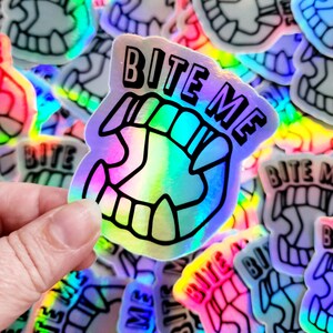 Autocollant holographique en vinyle Bite Me 3" - Autocollant dents de vampire