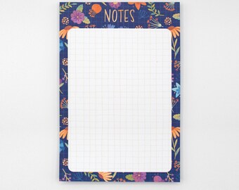 Bloc-notes vierge | Modèle de grille lumineuse | Bloc-notes Floral de fond bleu marine de la vie est une aventure