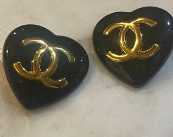 Bouton Chanel authentique coeur vintage