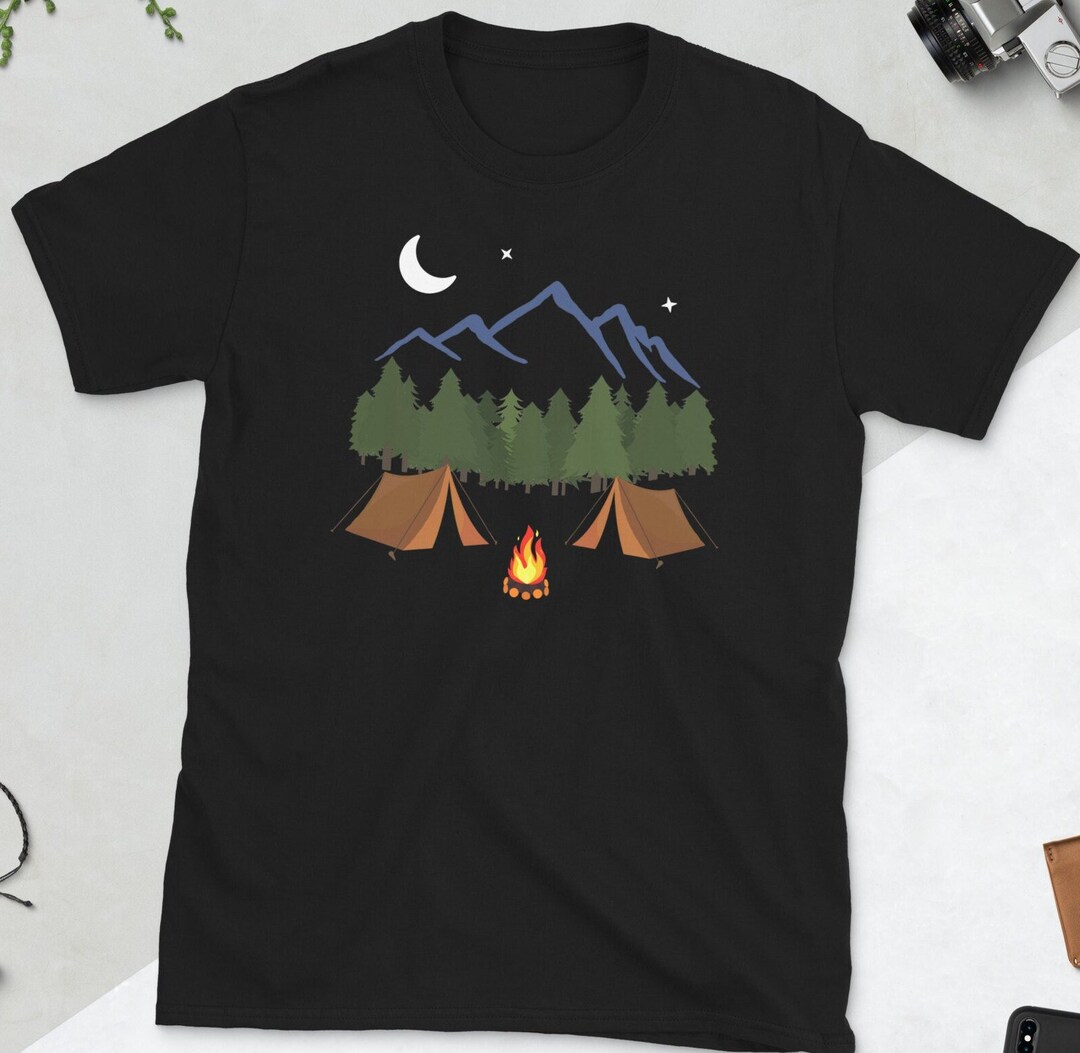 Camiseta de camping, camiseta de camping nocturno, camiseta de hoguera,  camiseta de fogata, camiseta de bosque de noche, camiseta de camping  bonita, ..., image size:1080x1053