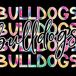 Op de afbeelding: Een zwarte achtergrond met het woord "BULLDOGS" in een tie-dye patroon dat meerdere keren herhaald wordt. Het woord "bulldogs" is ook in een cursief lettertype over de tie-dye tekst geschreven.