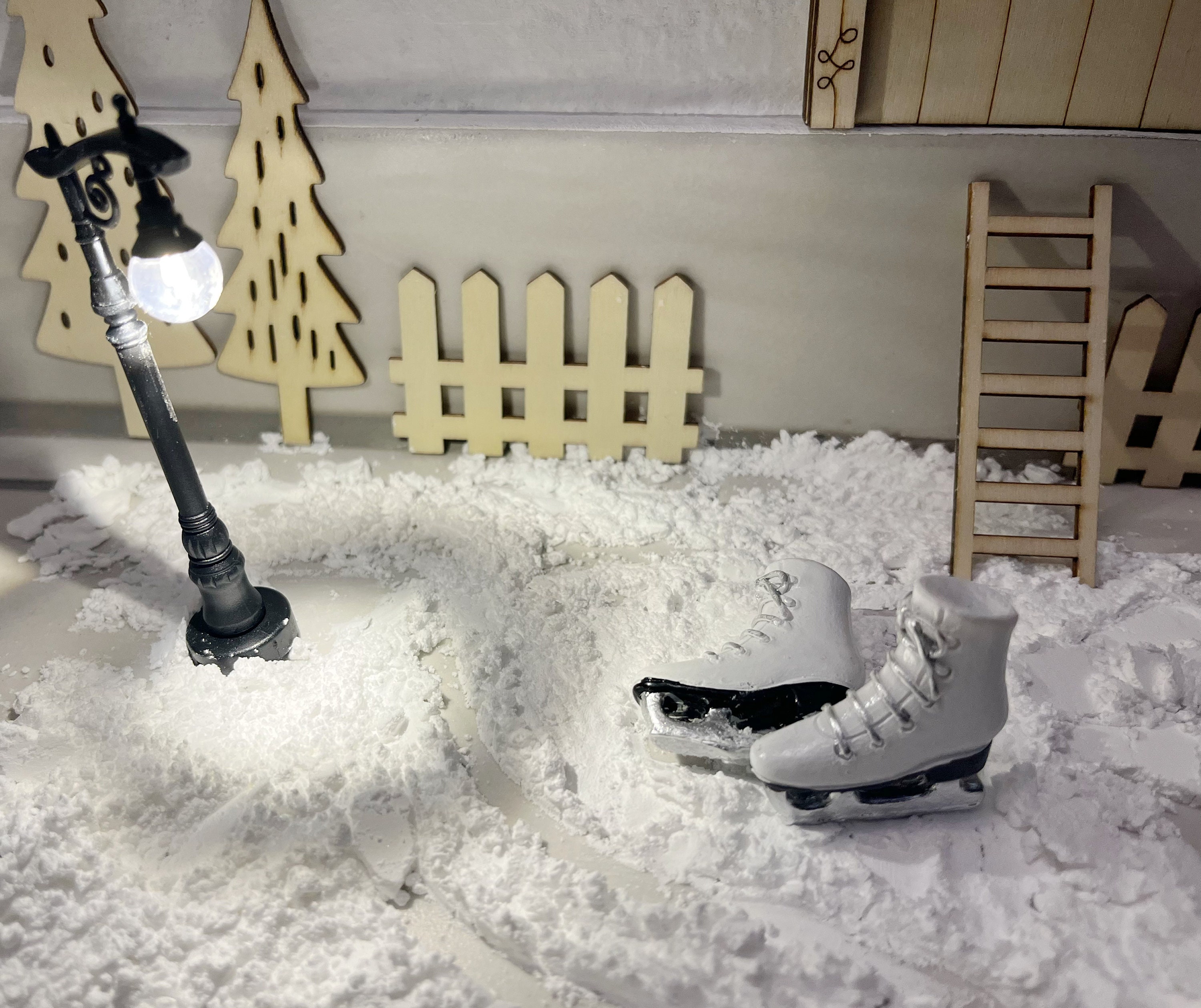 Produktbild von Schlittschuhe, Wichtel, Wichtelmagie, Wichtelzauber, Wichtelzubehör, Wichtelstreiche, Wichtelideen, Miniatur Zubehör, Wichtelset, Wichteltür