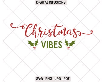 Könnte beinhalten: Roter kursiv geschriebener Text, der "Christmas Vibes" sagt, mit grünen Stechpalmenblättern und roten Beeren auf beiden Seiten des Wortes "Vibes".