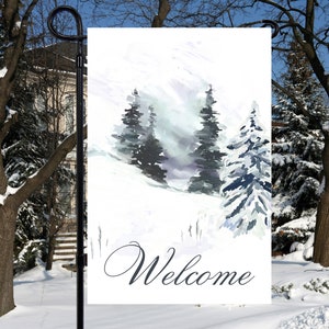 Peut inclure: Un drapeau de bienvenue sur le thème de l'hiver avec un motif aquarelle d'arbres de pin recouverts de neige et le mot "Bienvenue" en écriture cursive.