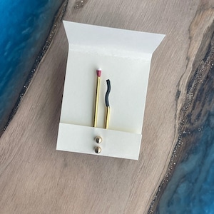 RED Matchstick Ohrring Jacken Liz Fox Roseberry Handgefertigte Ohrringe Gold und Silber Mix and Match Jackenrücken Kostenlose Ohrstecker One earring burnt