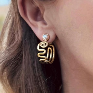 Mäandernde Hoop Ohrjacken: Handgemacht mit kostenlosen Überraschungsnieten - Liz Fox Roseberry ™