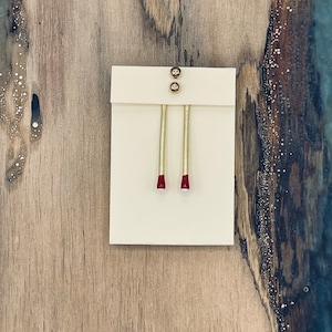 Vestes de boucles d'oreilles allumettes rouges Liz Fox Roseberry Boucles d'oreilles faites à la main Or et argent Mix and Match Dos de veste Clous gratuits One earring unburnt