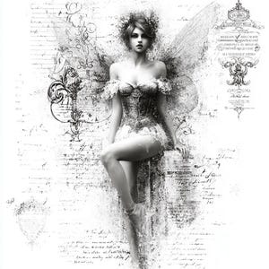 Pode incluir: Ilustração a preto e branco de uma fada com asas detalhadas, uma coroa de flores e um corpete em estilo de espartilho. A imagem tem uma estética vintage com escrita e elementos decorativos no fundo.