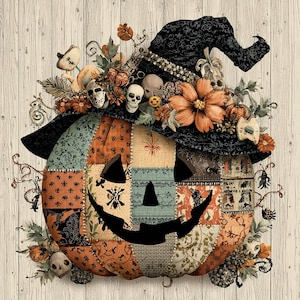 Peut inclure: Une citrouille patchwork avec un visage sculpté, coiffée d'un chapeau de sorcière noir orné de fleurs, de crânes et de feuillage. La citrouille est faite de divers motifs de tissu orange, vert et beige, pour Halloween.