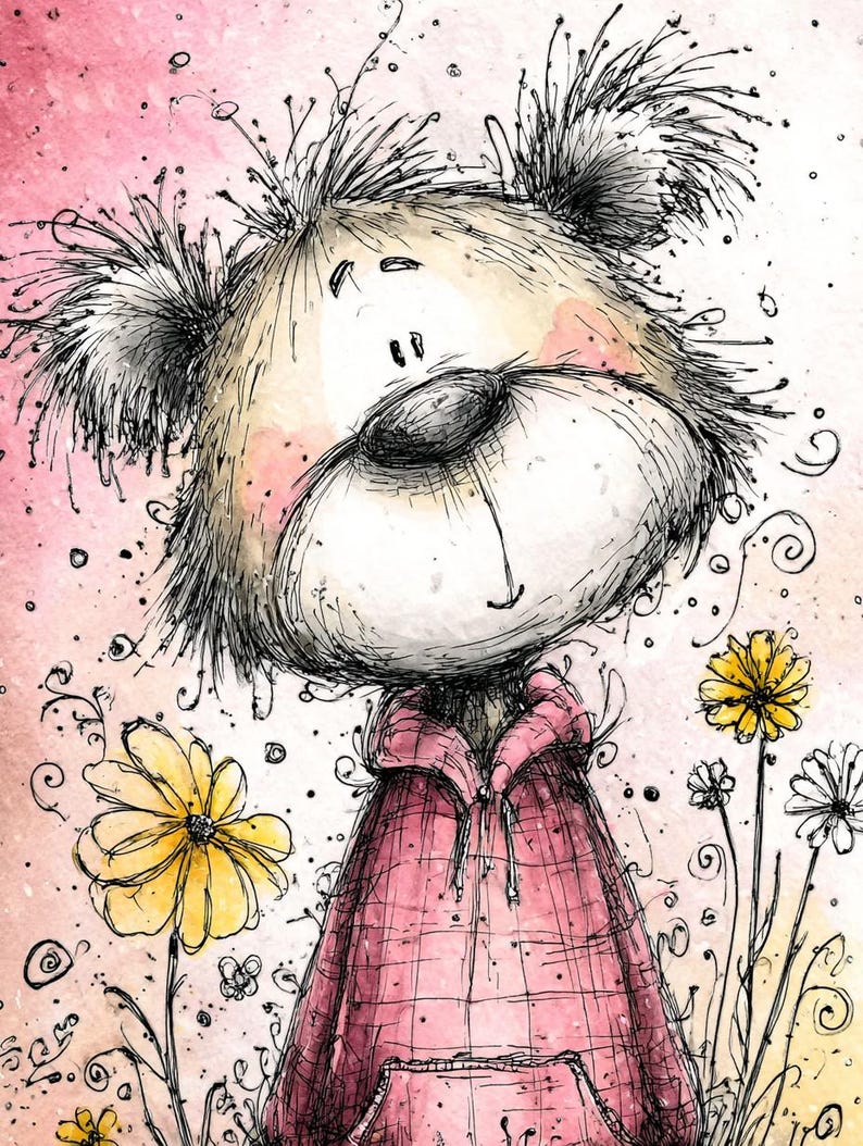 Puede incluir: Ilustraci&oacute;n caprichosa de un oso de peluche con una sudadera con capucha rosa, sobre un fondo de acuarela rosa suave. El oso tiene una apariencia esbozada con pelaje detallado y una expresi&oacute;n dulce. Flores amarillas y blancas y remolinos decorativos.