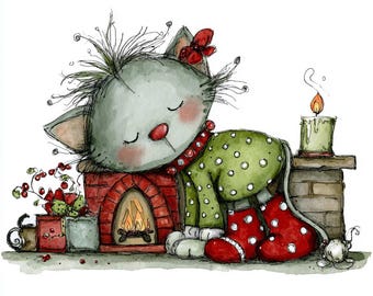 Könnte beinhalten: Aquarellillustration einer schlafenden Katze in einem grünen Outfit mit weißen Punkten und roten Stiefeln mit weißen Punkten, die an einem Ziegelkamin mit Feuer ruht. Eine brennende Kerze und verpackte Geschenke sind ebenfalls vorhanden. Die Katze hat eine rote Schleife und einen Kragen.