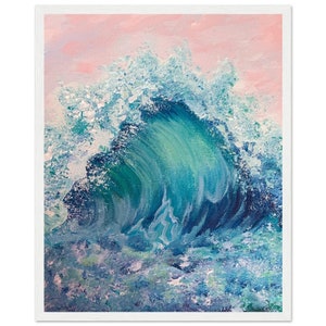 Puede incluir: Una pintura de una gran ola del océano que se rompe con un cielo rosa en el fondo. La ola está pintada en tonos de azul y verde, con espuma blanca en la cresta.