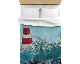 Funda nórdica de microfibra con diseño de faro rojo y blanco con olas.