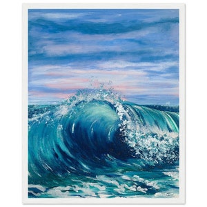 Puede incluir: Una pintura de una gran ola azul rompiendo en el océano. El cielo es de un azul claro con nubes rosadas. La ola está pintada con mucho detalle, mostrando la espuma blanca y el agua turquesa.