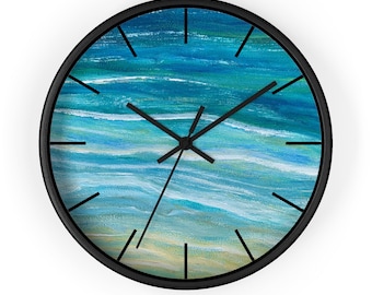 Può includere: Un orologio da parete con cornice nera e un dipinto astratto blu e bianco di onde oceaniche. Il quadrante dell'orologio ha lancette nere e numeri romani neri.