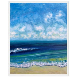 Puede incluir: Una pintura que representa un paisaje marítimo con un cielo azul, nubes blancas y un océano azul con olas blancas rompiendo en una playa de arena.