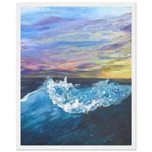 Puede incluir: Una pintura de una gran ola rompiendo en el océano, con un cielo de puesta de sol colorido en el fondo.