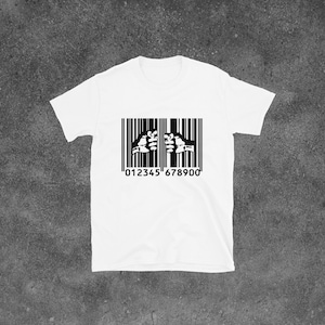 Peut inclure: T-shirt blanc avec un motif de code-barres noir. Deux mains sont représentées à l'intérieur du code-barres, avec les chiffres "012345 678900" imprimés en dessous.