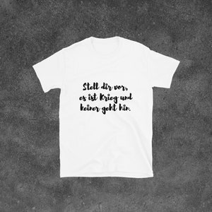 Puede incluir: Camiseta blanca con texto negro que dice "Stell dir vor, es ist Krieg und keiner geht hin."