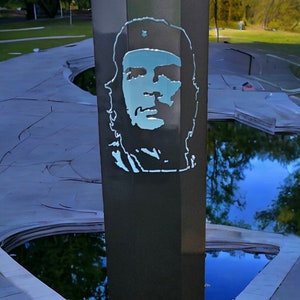 Motif column / decorative column with motif &quot;Che Guevara&quot; including lighting, powder-coated in the color anthracite