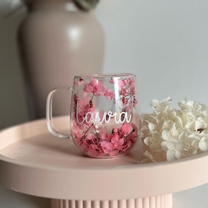 Tasse/Mug fleurie personnalisation au choix / Fleurs séchées - Cadeau original maman, marraine, maîtresse, nounou, tata, mamie…