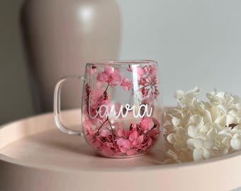 Tasse/Mug fleurie personnalisation au choix / Fleurs séchées - Cadeau original mamie, maman, marraine, maîtresse, nounou, tata…