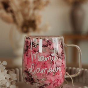 Tasse/Mug fleurie personnalisation au choix / Fleurs séchées - Cadeau original maman, marraine, maîtresse, nounou, tata, mamie…