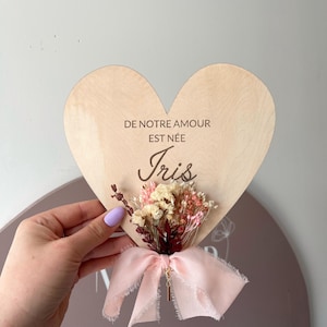 Coeur en bois annonce naissance - Prénom du bébé et fleurs séchées