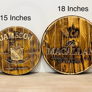 Puede incluir: Dos letreros redondos de madera con los logotipos de Jameson Irish Whiskey y The Macallan Scotch Whisky. El letrero de Jameson tiene 15 pulgadas de di&aacute;metro y el letrero de Macallan tiene 18 pulgadas de di&aacute;metro.