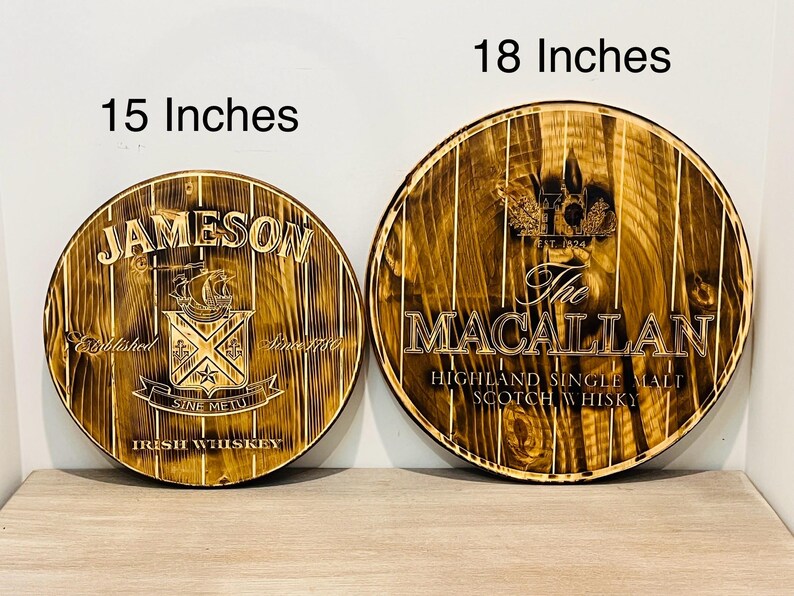 Puede incluir: Dos letreros redondos de madera con los logotipos de Jameson Irish Whiskey y The Macallan Scotch Whisky. El letrero de Jameson tiene 15 pulgadas de di&aacute;metro y el letrero de Macallan tiene 18 pulgadas de di&aacute;metro.