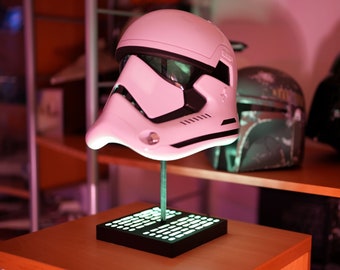High-quality presentation mounts for Star Wars replica helmets and Gentle Giant busts